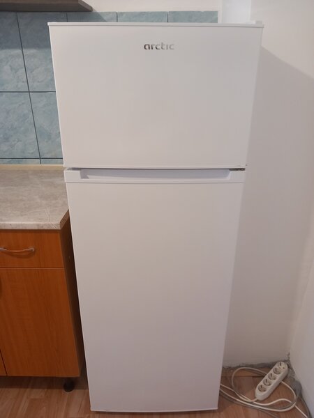 Frigider, aragaz, masina de spalat, chiuveta inox si mobilier