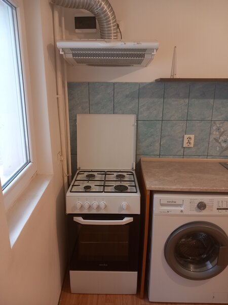 Frigider, aragaz, masina de spalat, chiuveta inox si mobilier