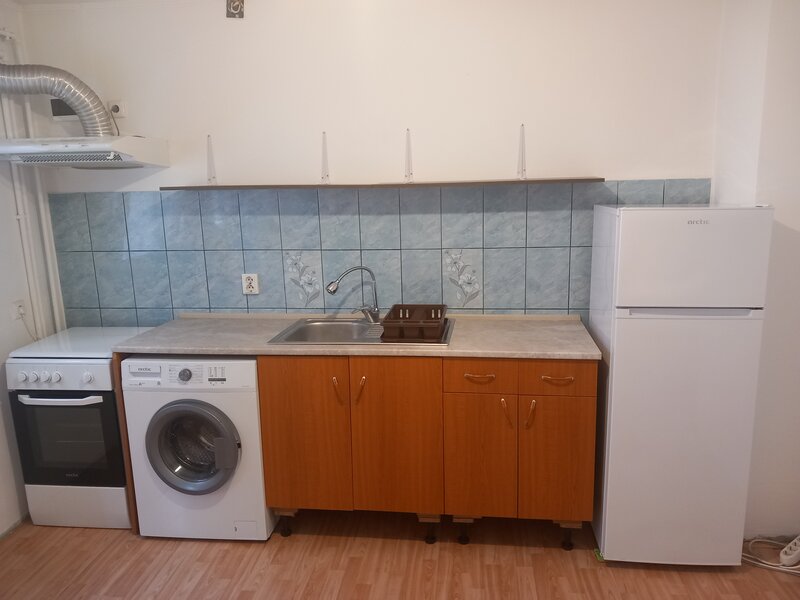 Frigider, aragaz, masina de spalat, chiuveta inox si mobilier