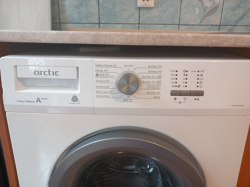 Frigider, aragaz, masina de spalat, chiuveta inox si mobilier