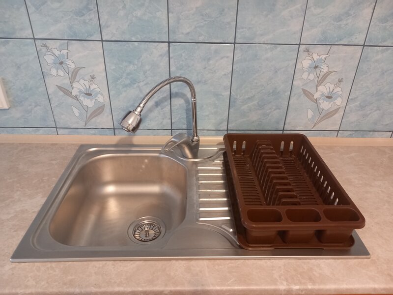 Frigider, aragaz, masina de spalat, chiuveta inox si mobilier