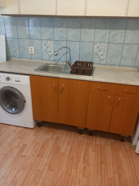Frigider, aragaz, masina de spalat, chiuveta inox si mobilier