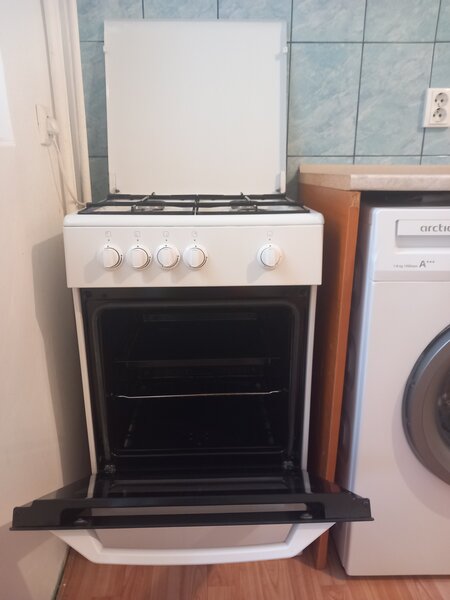 Frigider, aragaz, masina de spalat, chiuveta inox si mobilier