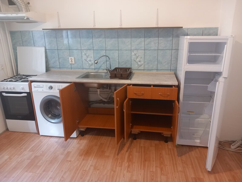 Frigider, aragaz, masina de spalat, chiuveta inox si mobilier