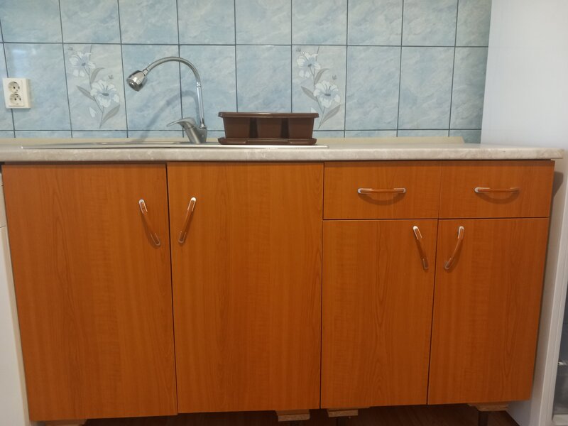 Frigider, aragaz, masina de spalat, chiuveta inox si mobilier